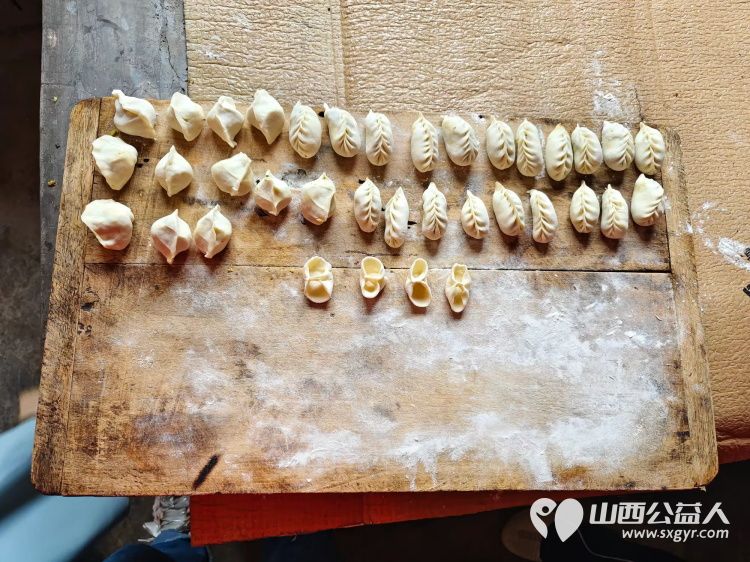 介休市敬老协会组织志愿者走进连福镇邬城店村入户特困老人83岁王学雄家帮老人整理家务 - 第20张 - 山西公益人 介休市敬老协会组织志愿者走进连福镇邬城店村入户特困老人83岁王学雄家帮老人整理家务 - 第20张