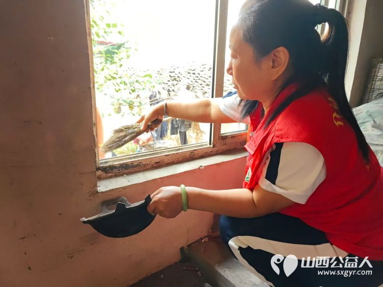 介休市敬老协会组织志愿者走进连福镇邬城店村入户特困老人83岁王学雄家帮老人整理家务 - 第15张 - 山西公益人 介休市敬老协会组织志愿者走进连福镇邬城店村入户特困老人83岁王学雄家帮老人整理家务 - 第15张