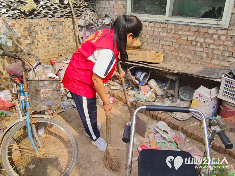 介休市敬老协会组织志愿者走进连福镇邬城店村入户特困老人83岁王学雄家帮老人整理家务 - 第12张 - 山西公益人 介休市敬老协会组织志愿者走进连福镇邬城店村入户特困老人83岁王学雄家帮老人整理家务 - 第12张