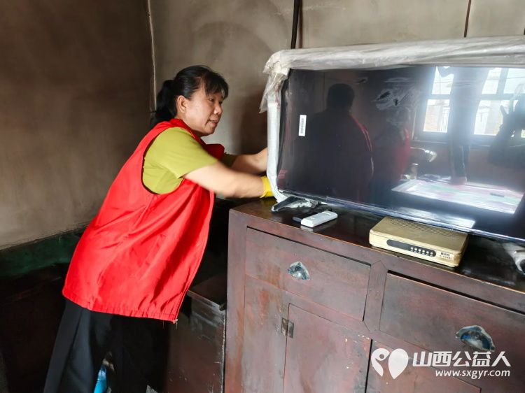 介休市敬老协会组织志愿者走进连福镇邬城店村入户特困老人82岁原培玉家中帮老人整理家务 - 第19张 - 山西公益人 介休市敬老协会组织志愿者走进连福镇邬城店村入户特困老人82岁原培玉家中帮老人整理家务 - 第19张