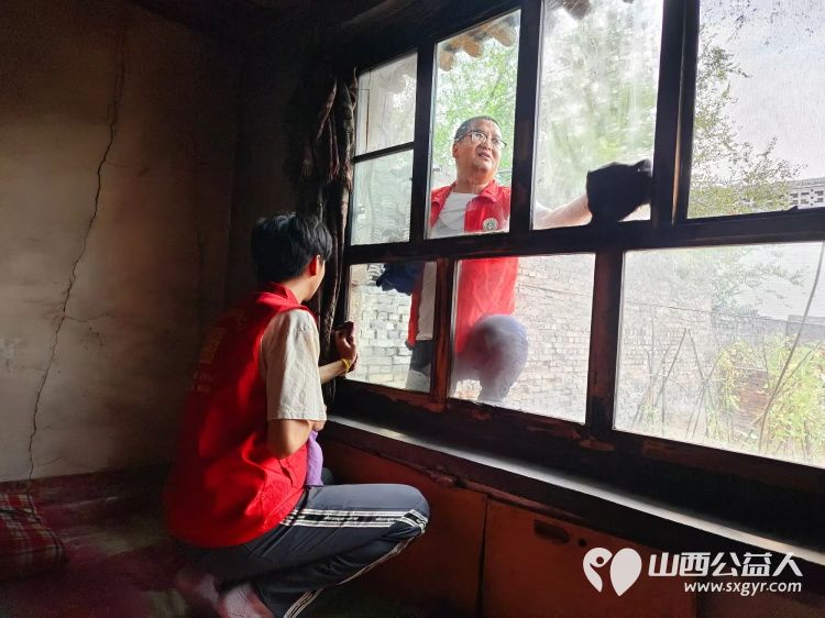 介休市敬老协会组织志愿者走进连福镇邬城店村入户特困老人82岁原培玉家中帮老人整理家务 - 第8张 - 山西公益人 介休市敬老协会组织志愿者走进连福镇邬城店村入户特困老人82岁原培玉家中帮老人整理家务 - 第8张