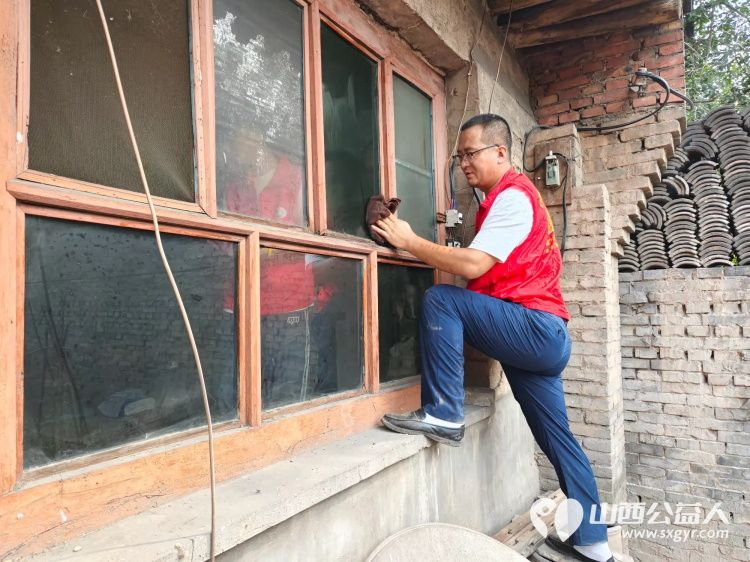 介休市敬老协会组织志愿者走进连福镇邬城店村入户特困老人82岁原培玉家中帮老人整理家务 - 第6张 - 山西公益人 介休市敬老协会组织志愿者走进连福镇邬城店村入户特困老人82岁原培玉家中帮老人整理家务 - 第6张