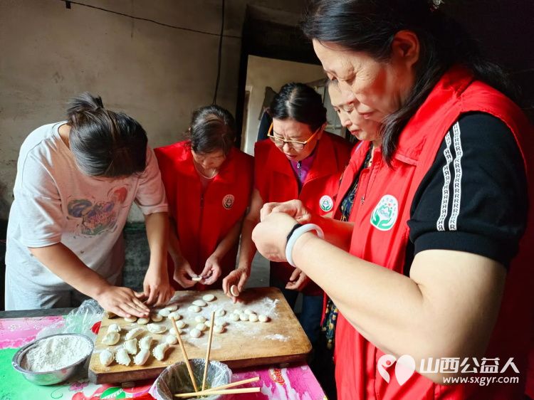 介休市敬老协会组织志愿者走进连福镇邬城店村入户特困老人82岁原培玉家中帮老人整理家务 - 第14张 - 山西公益人 介休市敬老协会组织志愿者走进连福镇邬城店村入户特困老人82岁原培玉家中帮老人整理家务 - 第14张