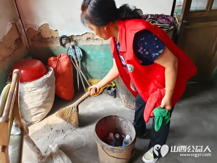 介休市敬老协会组织志愿者走进连福镇邬城店村入户特困老人82岁原培玉家中帮老人整理家务 - 第17张 - 山西公益人 介休市敬老协会组织志愿者走进连福镇邬城店村入户特困老人82岁原培玉家中帮老人整理家务 - 第17张