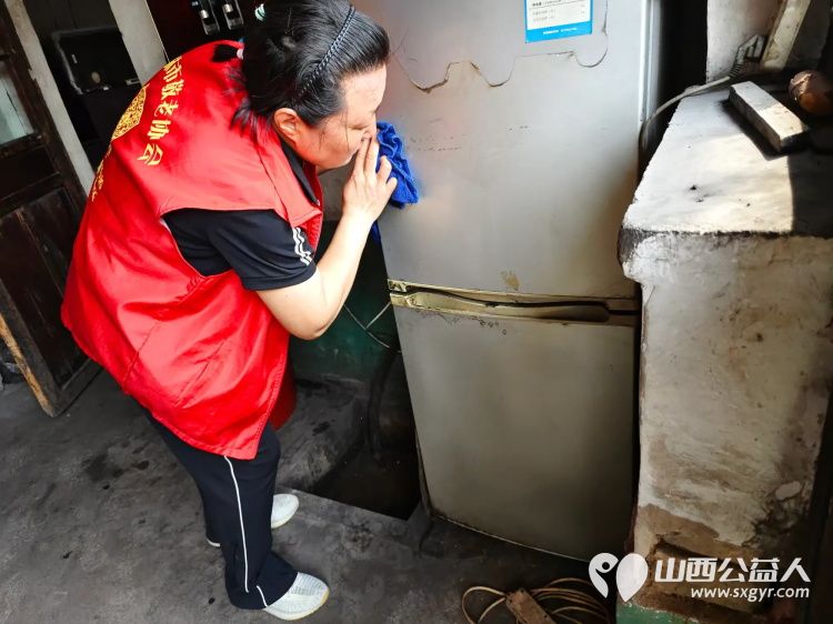 介休市敬老协会组织志愿者走进连福镇邬城店村入户特困老人82岁原培玉家中帮老人整理家务 - 第16张 - 山西公益人 介休市敬老协会组织志愿者走进连福镇邬城店村入户特困老人82岁原培玉家中帮老人整理家务 - 第16张