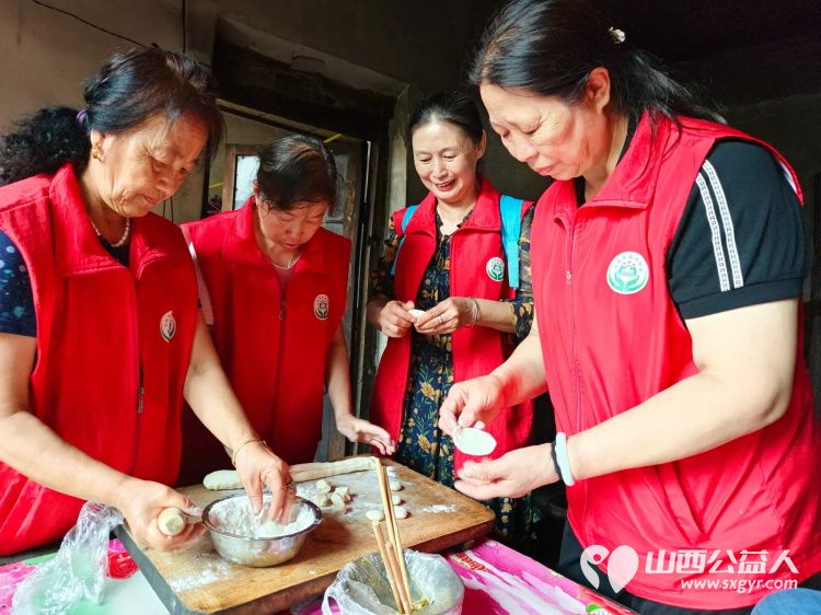 介休市敬老协会组织志愿者走进连福镇邬城店村入户特困老人82岁原培玉家中帮老人整理家务 - 第13张 - 山西公益人 介休市敬老协会组织志愿者走进连福镇邬城店村入户特困老人82岁原培玉家中帮老人整理家务 - 第13张