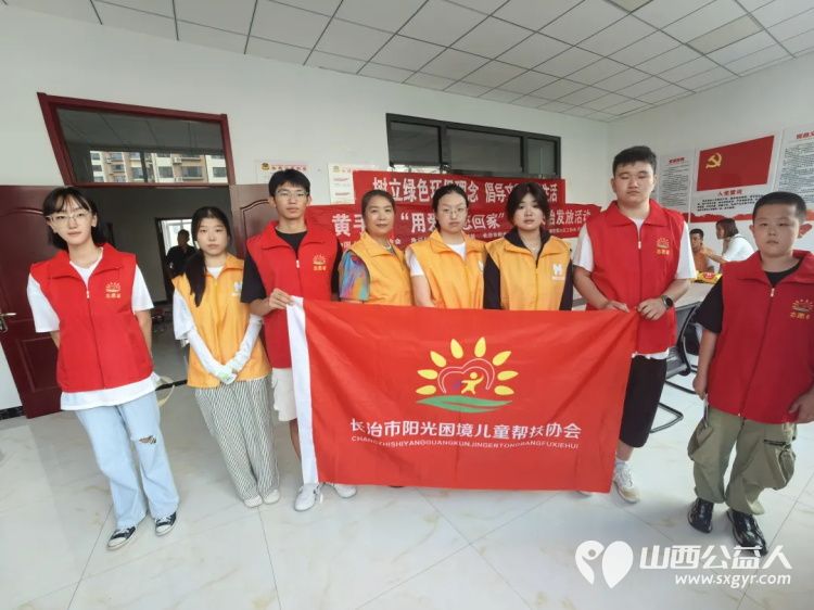 黄手环行动 长治市阳光困境儿童帮扶协会志愿者走进滨湖社区发放活动 - 第1张