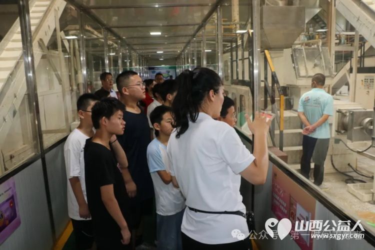 盐湖区第一时间志愿者协会带领困境儿童参观南风集团探索山西日化，解锁工业奥秘 - 第7张