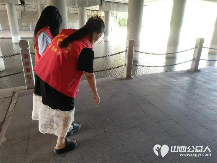 文水县爱心帮扶志愿者协会组织志愿者开展新时代文明实践活动继续在文峪河捡拾垃圾 - 第19张