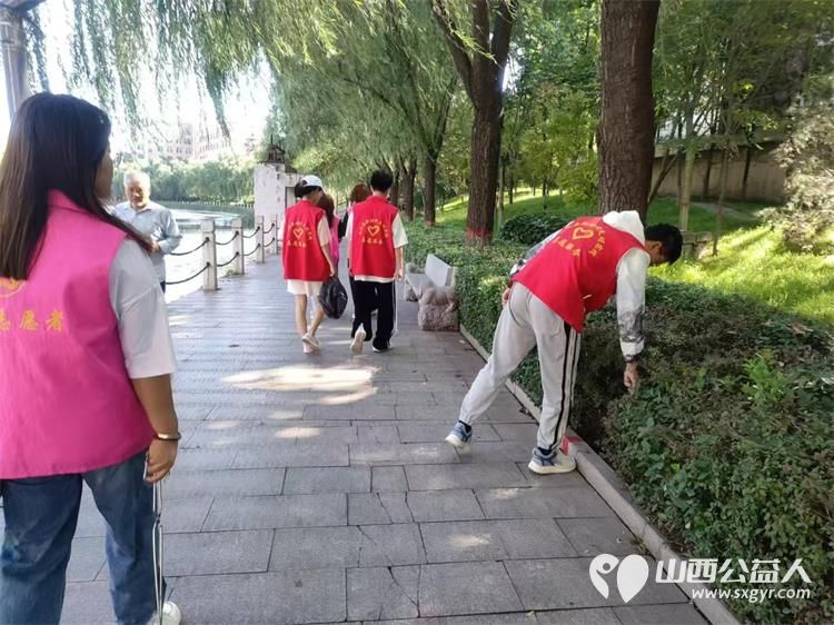 文水县爱心帮扶志愿者协会组织志愿者开展新时代文明实践活动继续在文峪河捡拾垃圾 - 第20张