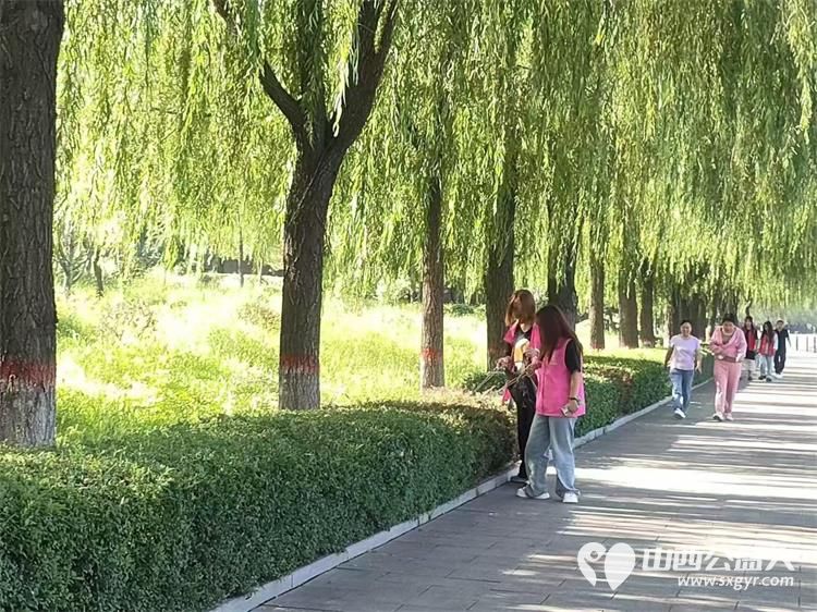 文水县爱心帮扶志愿者协会组织志愿者开展新时代文明实践活动继续在文峪河捡拾垃圾 - 第15张