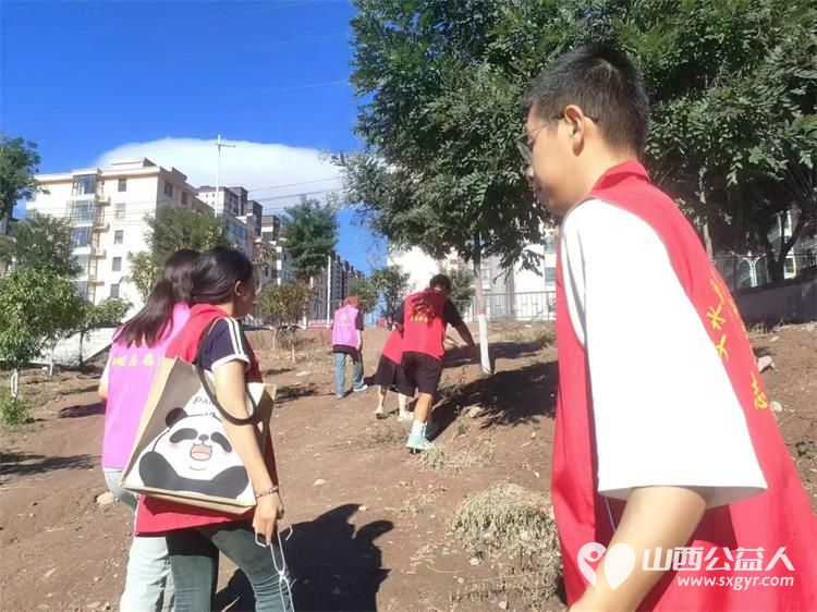 文水县爱心帮扶志愿者协会组织志愿者开展新时代文明实践活动继续在文峪河捡拾垃圾 - 第12张