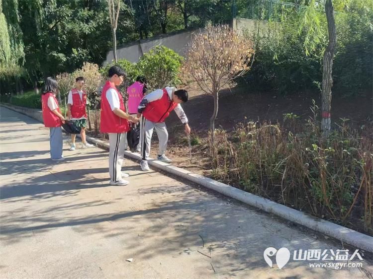 文水县爱心帮扶志愿者协会组织志愿者开展新时代文明实践活动继续在文峪河捡拾垃圾 - 第7张