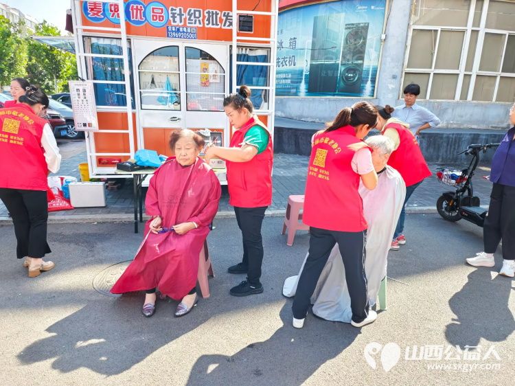 健康活动暖人心 介休市敬老协会志愿者在西关街道馨园路社区爱心理发免费义诊 - 第11张 - 山西公益人 健康活动暖人心 介休市敬老协会志愿者在西关街道馨园路社区爱心理发免费义诊 - 第11张