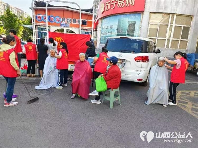 健康活动暖人心 介休市敬老协会志愿者在西关街道馨园路社区爱心理发免费义诊 - 第9张 - 山西公益人 健康活动暖人心 介休市敬老协会志愿者在西关街道馨园路社区爱心理发免费义诊 - 第9张