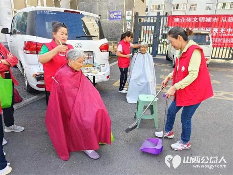 健康活动暖人心 介休市敬老协会志愿者在西关街道馨园路社区爱心理发免费义诊 - 第18张 - 山西公益人 健康活动暖人心 介休市敬老协会志愿者在西关街道馨园路社区爱心理发免费义诊 - 第18张