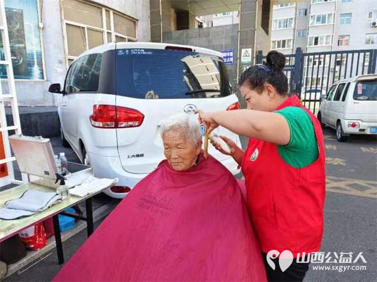 健康活动暖人心 介休市敬老协会志愿者在西关街道馨园路社区爱心理发免费义诊 - 第13张 - 山西公益人 健康活动暖人心 介休市敬老协会志愿者在西关街道馨园路社区爱心理发免费义诊 - 第13张