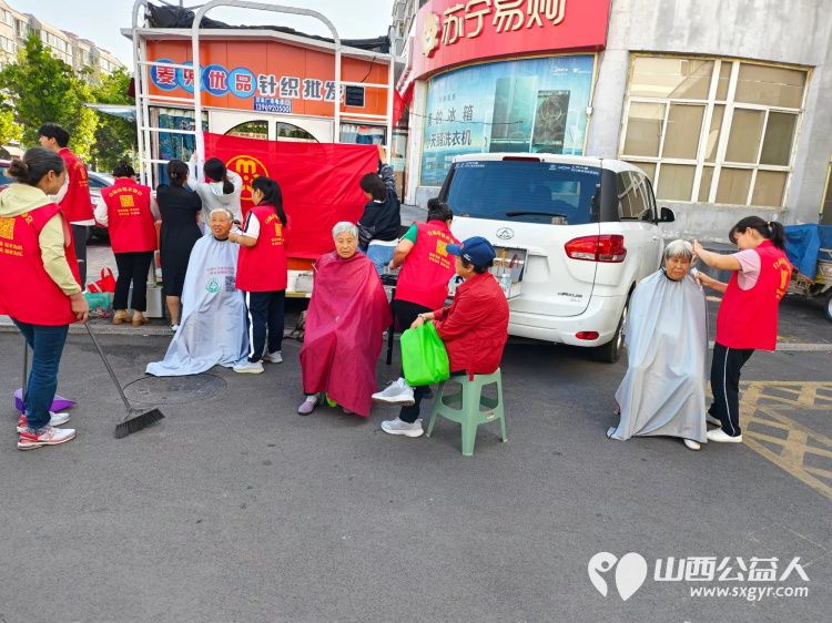健康活动暖人心 介休市敬老协会志愿者在西关街道馨园路社区爱心理发免费义诊 - 第8张 - 山西公益人 健康活动暖人心 介休市敬老协会志愿者在西关街道馨园路社区爱心理发免费义诊 - 第8张