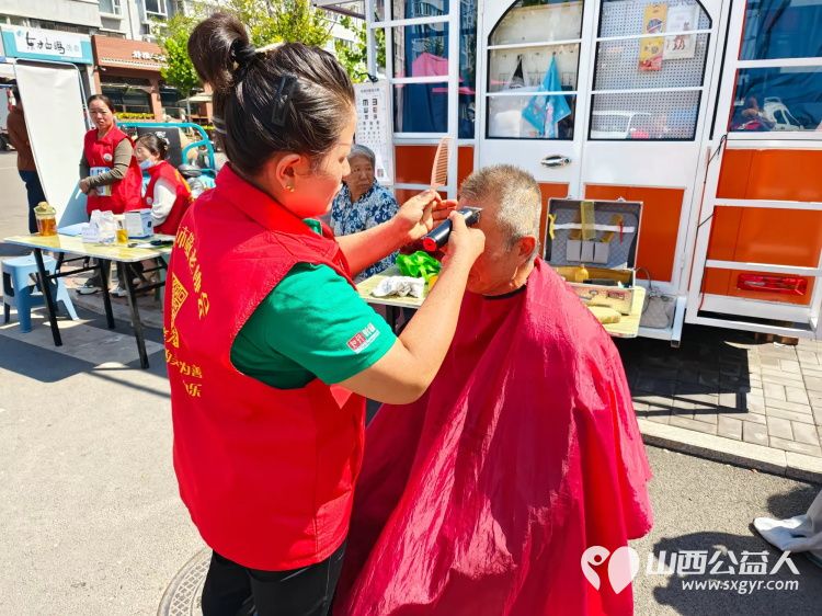 健康活动暖人心 介休市敬老协会志愿者在西关街道馨园路社区爱心理发免费义诊 - 第12张 - 山西公益人 健康活动暖人心 介休市敬老协会志愿者在西关街道馨园路社区爱心理发免费义诊 - 第12张