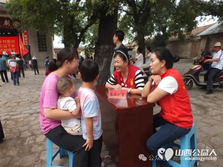 寿阳卡卡公益走进宗艾一年一度的古庙会志愿者自编自演文艺节目还有义诊理发按摩家庭教育等服务内容 - 第20张 - 山西公益人 寿阳卡卡公益走进宗艾一年一度的古庙会志愿者自编自演文艺节目还有义诊理发按摩家庭教育等服务内容 - 第20张