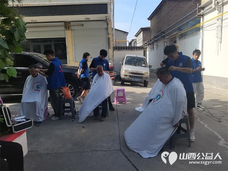 长治市小雨点公益协会组织易红职校的小志愿者师傅们在雨花斋二部义剪帮厨做公益 - 第8张