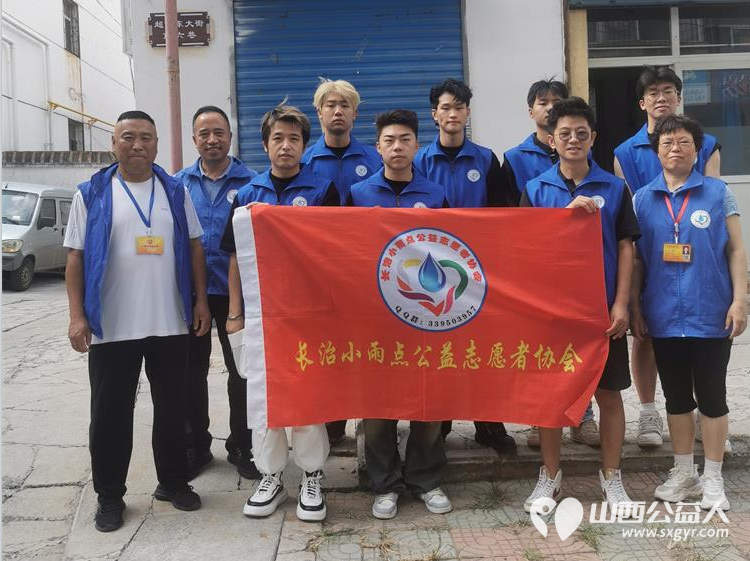 长治市小雨点公益协会组织易红职校的小志愿者师傅们在雨花斋二部义剪帮厨做公益 - 第1张
