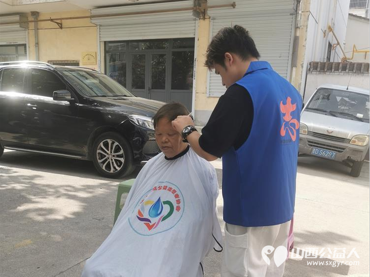 长治市小雨点公益协会组织易红职校的小志愿者师傅们在雨花斋二部义剪帮厨做公益 - 第17张