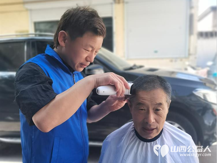 长治市小雨点公益协会组织易红职校的小志愿者师傅们在雨花斋二部义剪帮厨做公益 - 第7张