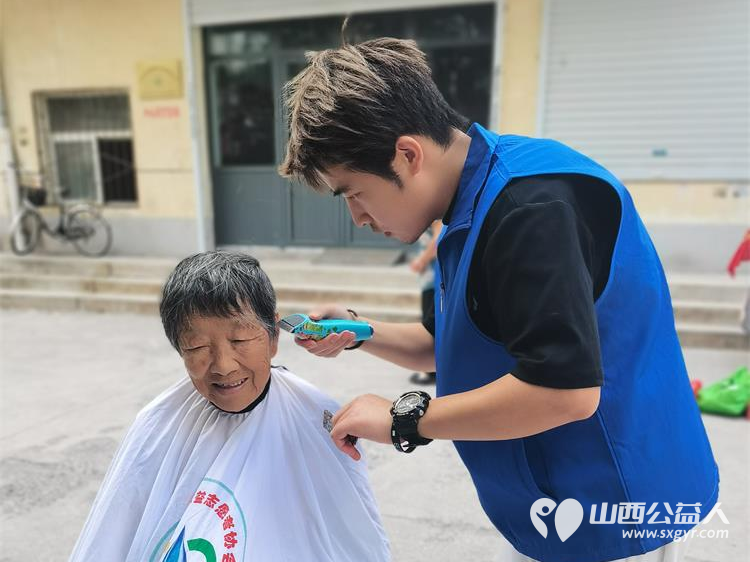 长治市小雨点公益协会组织易红职校的小志愿者师傅们在雨花斋二部义剪帮厨做公益 - 第18张