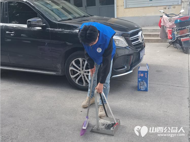 长治市小雨点公益协会组织易红职校的小志愿者师傅们在雨花斋二部义剪帮厨做公益 - 第15张