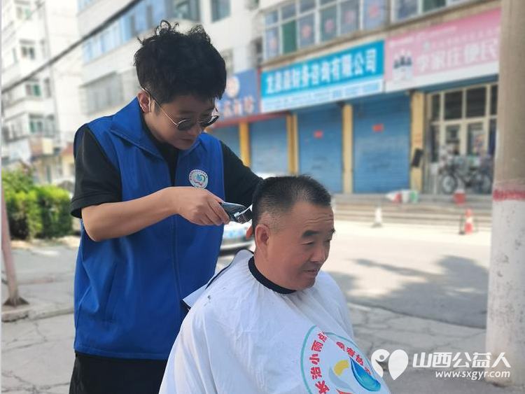 长治市小雨点公益协会组织易红职校的小志愿者师傅们在雨花斋二部义剪帮厨做公益 - 第14张