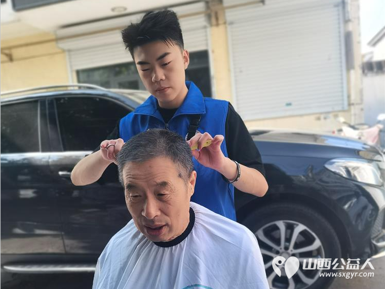 长治市小雨点公益协会组织易红职校的小志愿者师傅们在雨花斋二部义剪帮厨做公益 - 第13张