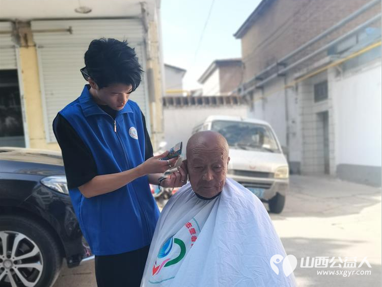 长治市小雨点公益协会组织易红职校的小志愿者师傅们在雨花斋二部义剪帮厨做公益 - 第11张