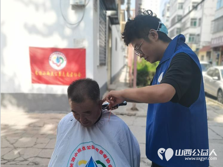 长治市小雨点公益协会组织易红职校的小志愿者师傅们在雨花斋二部义剪帮厨做公益 - 第12张