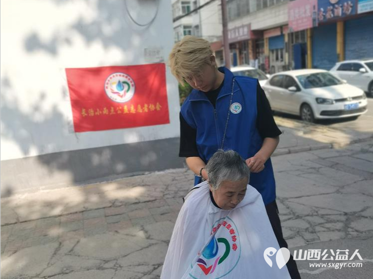 长治市小雨点公益协会组织易红职校的小志愿者师傅们在雨花斋二部义剪帮厨做公益 - 第10张