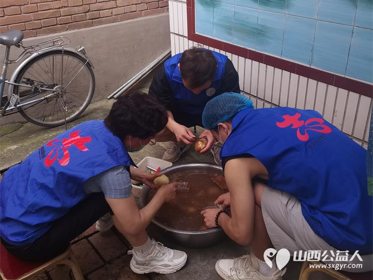长治市小雨点公益协会组织易红职校的小志愿者师傅们在雨花斋二部义剪帮厨做公益 - 第4张