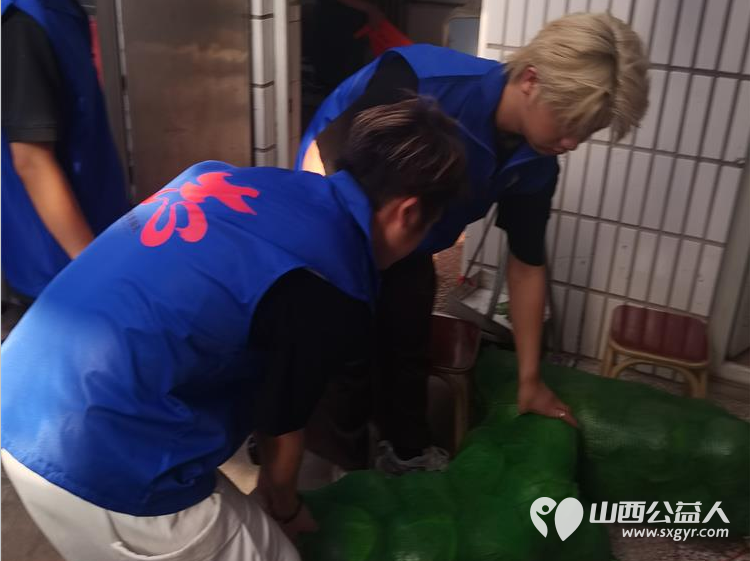 长治市小雨点公益协会组织易红职校的小志愿者师傅们在雨花斋二部义剪帮厨做公益 - 第5张