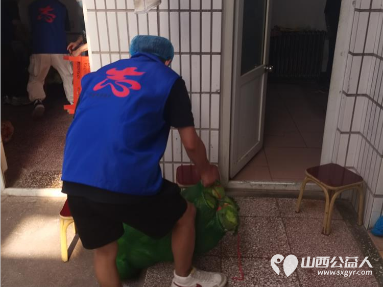 长治市小雨点公益协会组织易红职校的小志愿者师傅们在雨花斋二部义剪帮厨做公益 - 第6张