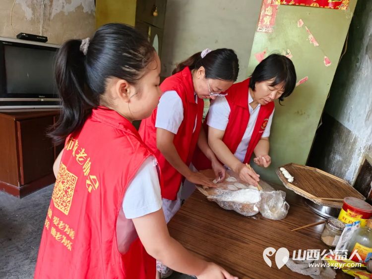 介休市敬老协会走进义棠镇温家沟村前往81岁特困老人温二交家中为老人量血压理发打扫室内外卫生并为老人包香喷喷的饺子 - 第20张 - 山西公益人 介休市敬老协会走进义棠镇温家沟村前往81岁特困老人温二交家中为老人量血压理发打扫室内外卫生并为老人包香喷喷的饺子 - 第20张