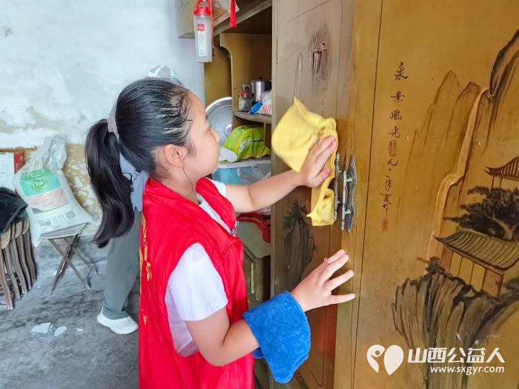 介休市敬老协会走进义棠镇温家沟村前往81岁特困老人温二交家中为老人量血压理发打扫室内外卫生并为老人包香喷喷的饺子 - 第30张 - 山西公益人 介休市敬老协会走进义棠镇温家沟村前往81岁特困老人温二交家中为老人量血压理发打扫室内外卫生并为老人包香喷喷的饺子 - 第30张
