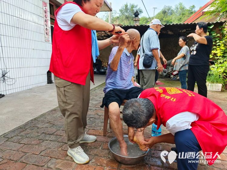 介休市敬老协会走进义棠镇温家沟村前往81岁特困老人温二交家中为老人量血压理发打扫室内外卫生并为老人包香喷喷的饺子 - 第4张 - 山西公益人 介休市敬老协会走进义棠镇温家沟村前往81岁特困老人温二交家中为老人量血压理发打扫室内外卫生并为老人包香喷喷的饺子 - 第4张