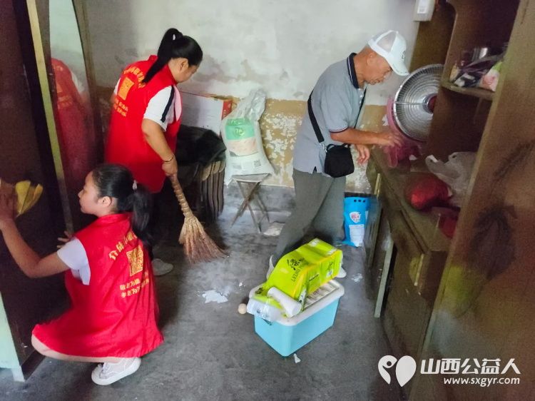 介休市敬老协会走进义棠镇温家沟村前往81岁特困老人温二交家中为老人量血压理发打扫室内外卫生并为老人包香喷喷的饺子 - 第29张 - 山西公益人 介休市敬老协会走进义棠镇温家沟村前往81岁特困老人温二交家中为老人量血压理发打扫室内外卫生并为老人包香喷喷的饺子 - 第29张