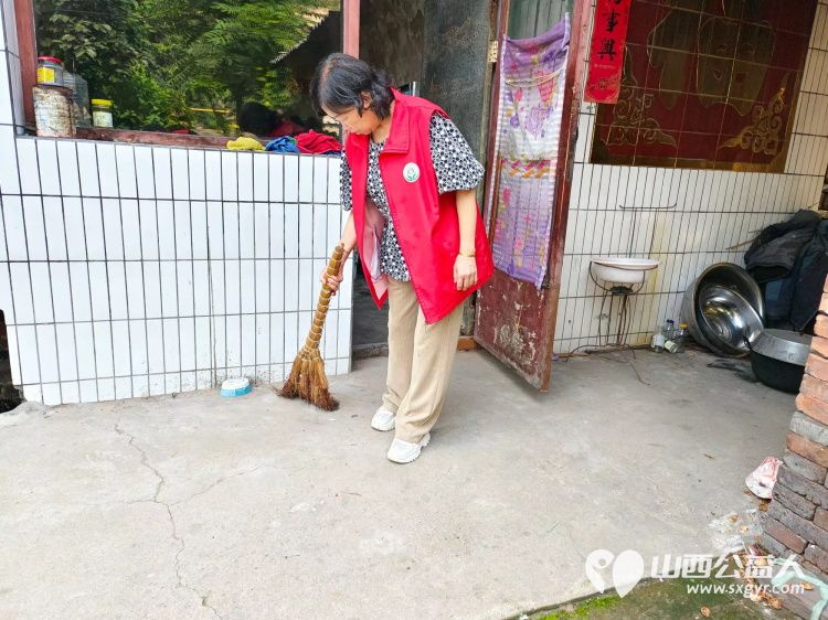 介休市敬老协会走进义棠镇温家沟村前往81岁特困老人温二交家中为老人量血压理发打扫室内外卫生并为老人包香喷喷的饺子 - 第16张 - 山西公益人 介休市敬老协会走进义棠镇温家沟村前往81岁特困老人温二交家中为老人量血压理发打扫室内外卫生并为老人包香喷喷的饺子 - 第16张