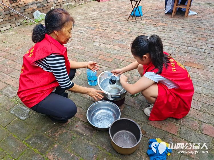 介休市敬老协会走进义棠镇温家沟村前往81岁特困老人温二交家中为老人量血压理发打扫室内外卫生并为老人包香喷喷的饺子 - 第24张 - 山西公益人 介休市敬老协会走进义棠镇温家沟村前往81岁特困老人温二交家中为老人量血压理发打扫室内外卫生并为老人包香喷喷的饺子 - 第24张