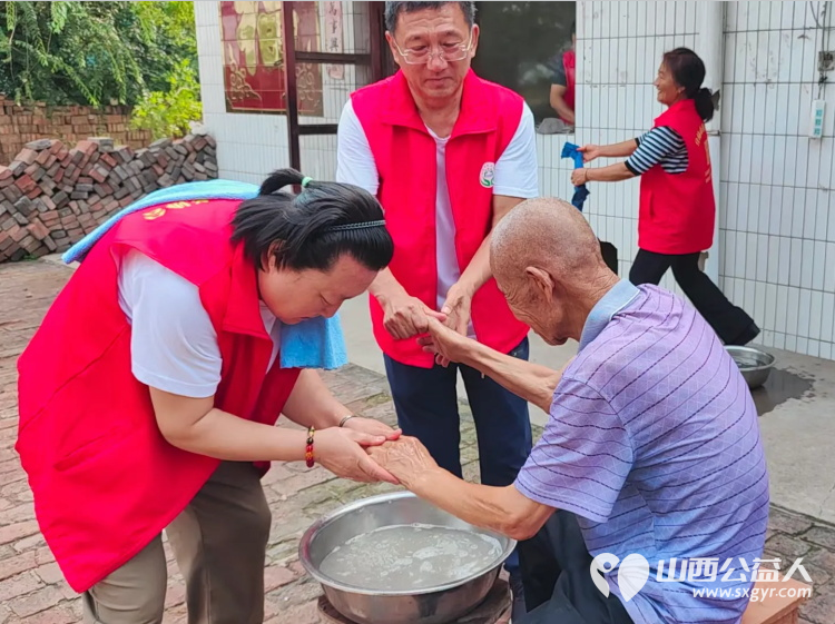 介休市敬老协会走进义棠镇温家沟村前往81岁特困老人温二交家中为老人量血压理发打扫室内外卫生并为老人包香喷喷的饺子 - 第5张 - 山西公益人 介休市敬老协会走进义棠镇温家沟村前往81岁特困老人温二交家中为老人量血压理发打扫室内外卫生并为老人包香喷喷的饺子 - 第5张