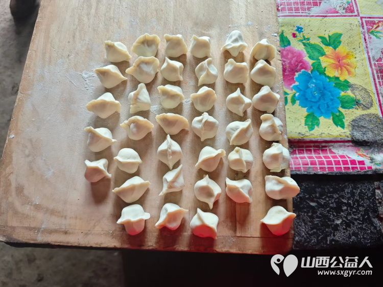 介休市敬老协会组织志愿者在绵山镇马堡村入户特困老人马虎成家中为老人爱心理发料理家务并为老人包爱心饺子 - 第10张 - 山西公益人 介休市敬老协会组织志愿者在绵山镇马堡村入户特困老人马虎成家中为老人爱心理发料理家务并为老人包爱心饺子 - 第10张