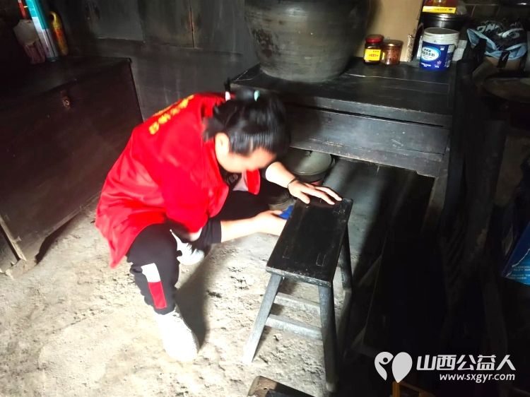 介休市敬老协会组织志愿者在绵山镇马堡村入户特困老人马虎成家中为老人爱心理发料理家务并为老人包爱心饺子 - 第11张 - 山西公益人 介休市敬老协会组织志愿者在绵山镇马堡村入户特困老人马虎成家中为老人爱心理发料理家务并为老人包爱心饺子 - 第11张