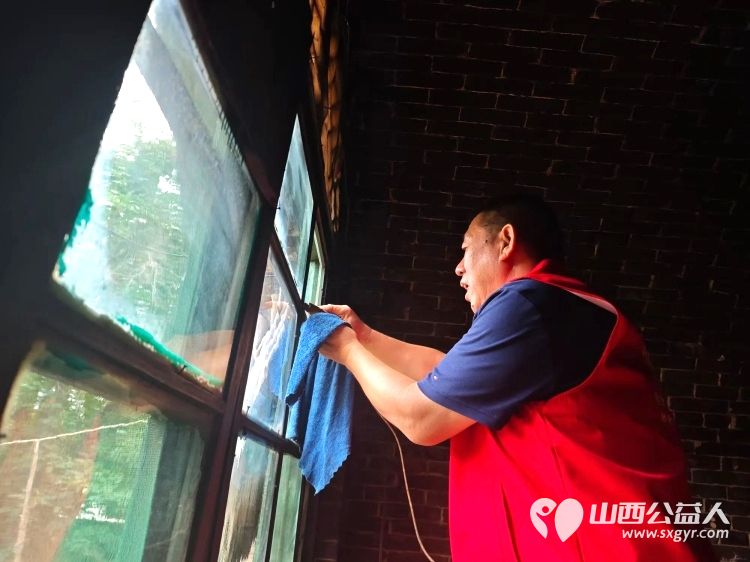 介休市敬老协会组织志愿者在绵山镇马堡村入户特困老人马虎成家中为老人爱心理发料理家务并为老人包爱心饺子 - 第7张 - 山西公益人 介休市敬老协会组织志愿者在绵山镇马堡村入户特困老人马虎成家中为老人爱心理发料理家务并为老人包爱心饺子 - 第7张