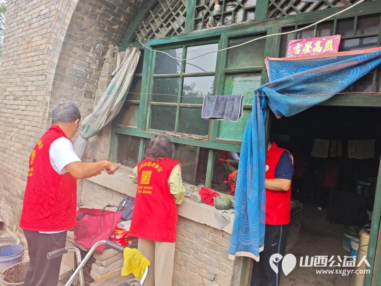 介休市敬老协会组织志愿者在绵山镇马堡村入户特困老人马虎成家中为老人爱心理发料理家务并为老人包爱心饺子 - 第4张 - 山西公益人 介休市敬老协会组织志愿者在绵山镇马堡村入户特困老人马虎成家中为老人爱心理发料理家务并为老人包爱心饺子 - 第4张