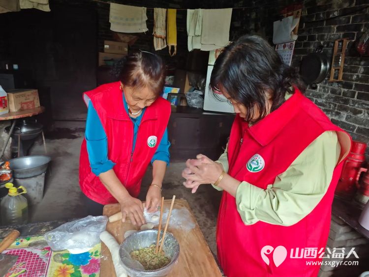 介休市敬老协会组织志愿者在绵山镇马堡村入户特困老人马虎成家中为老人爱心理发料理家务并为老人包爱心饺子 - 第9张 - 山西公益人 介休市敬老协会组织志愿者在绵山镇马堡村入户特困老人马虎成家中为老人爱心理发料理家务并为老人包爱心饺子 - 第9张